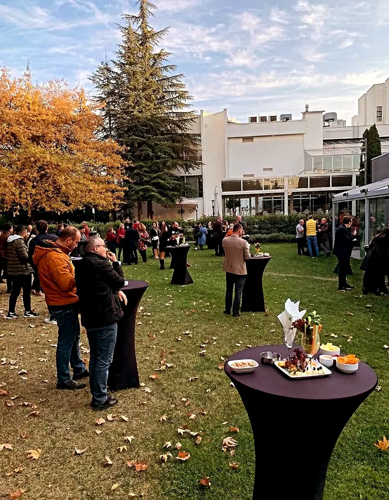 Ankara açık hava organizasyon catering – kokteyl masaları ve misafirler