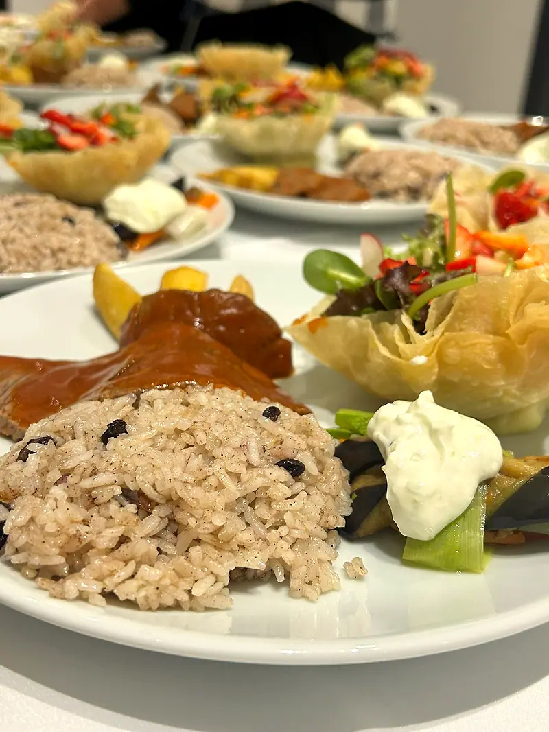 Ankara düğün yemeği – pilav, et ve sepet salata sunumu