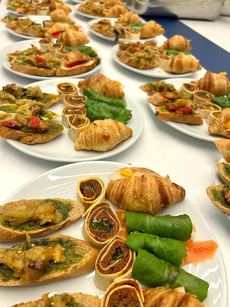 Ankara kokteyl catering – kanepe, sarma ve kruvasan ikram tabağı