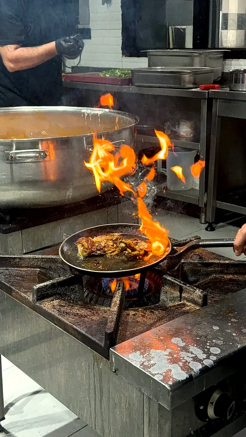 Eylül Catering mutfağında tavada et sote