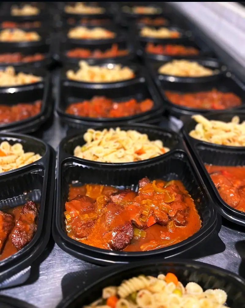 Toplu yemek üretimi – kaplarda sulu yemek ve makarna
